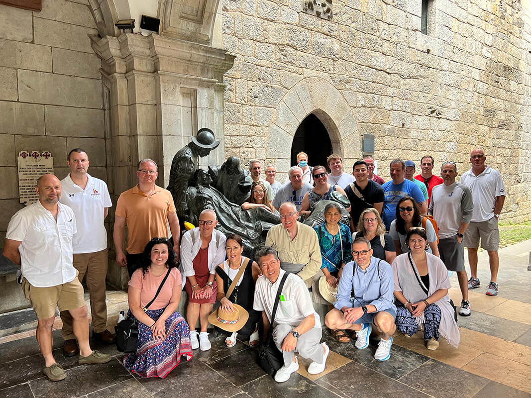 Immersion group in front of Ignatius statue