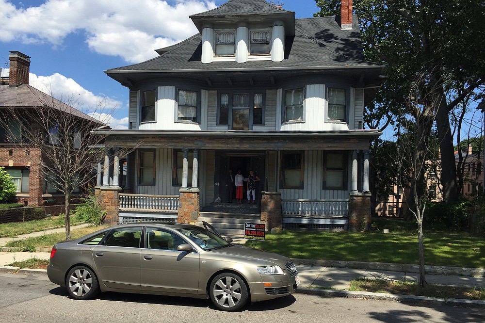 HOUSE IN ROXBURY 