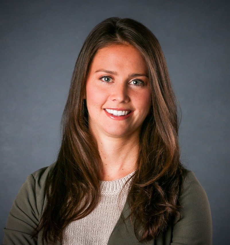 Headshot of Kate Rooney, a smiling white woman